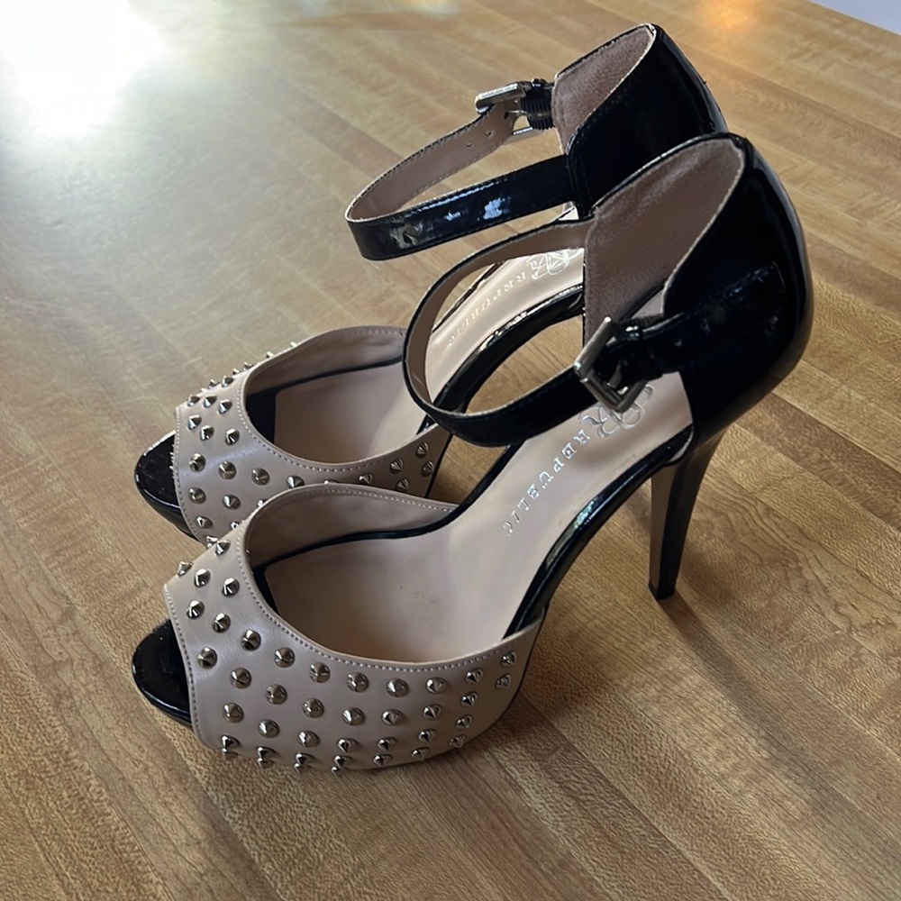 Rock & Republic Black & Tan Studded Platform Heels 8
